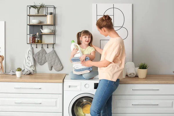 Mujer Linda Hijita Haciendo Colada Casa — Foto de Stock