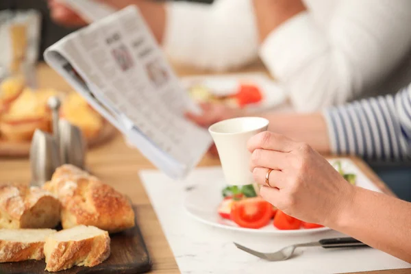 Glückliches Älteres Ehepaar Frühstückt Hause — Stockfoto