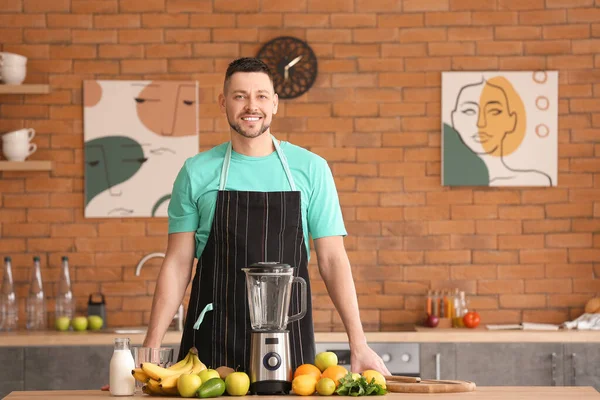 Mann Macht Gesunden Smoothie Hause — Stockfoto