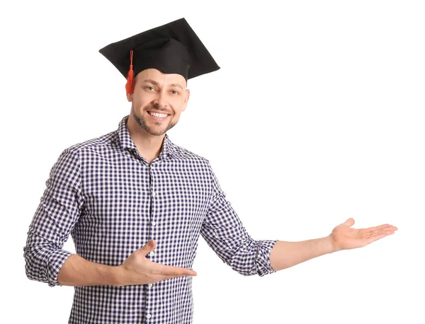 Uomo Cappello Laurea Mostrando Qualcosa Sfondo Bianco — Foto Stock