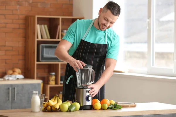 Man Making Healthy Smoothie Home — Stock Photo, Image