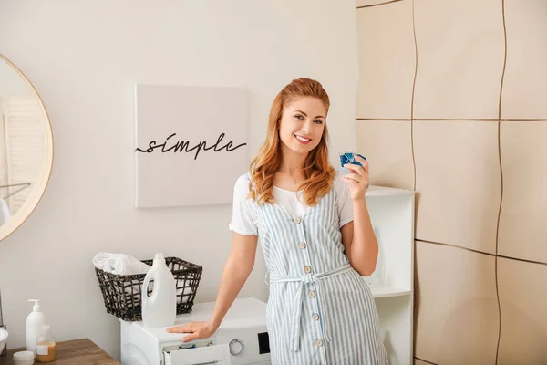 Hermosa Mujer Con Detergente Casa — Foto de Stock