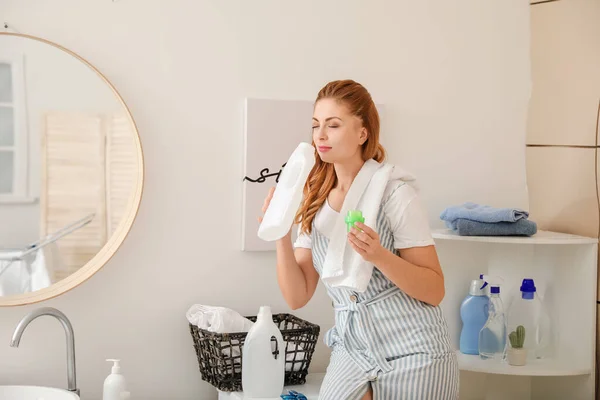 Hermosa Mujer Con Detergente Casa — Foto de Stock