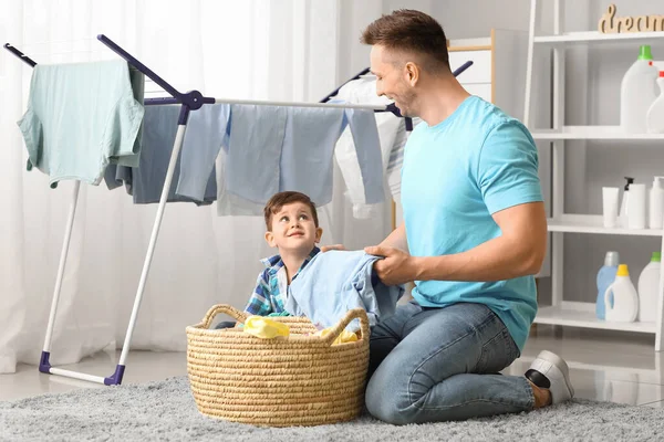 家で洗濯してる男と息子 — ストック写真
