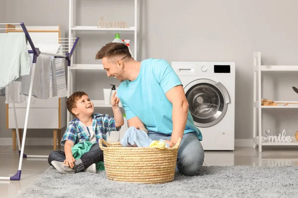Homem Seu Filho Fazendo Lavanderia Casa — Fotografia de Stock