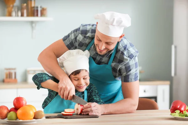 Pai Seu Pequeno Filho Cozinhar Cozinha — Fotografia de Stock