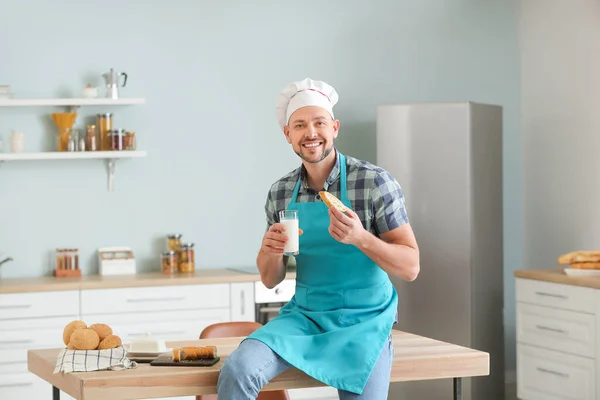 Porträt Eines Männlichen Kochs Mit Milch Und Brot Der Küche — Stockfoto