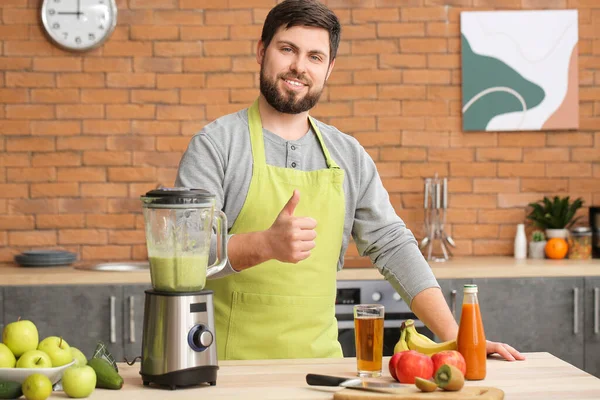 Man Making Healthy Smoothie Home — Stock Photo, Image