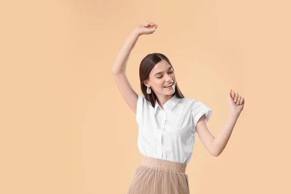 Mooie Jonge Vrouw Dansen Tegen Kleur Achtergrond — Stockfoto