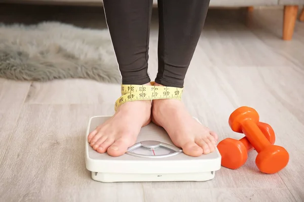 Jovem Mulher Medindo Seu Peso Casa — Fotografia de Stock