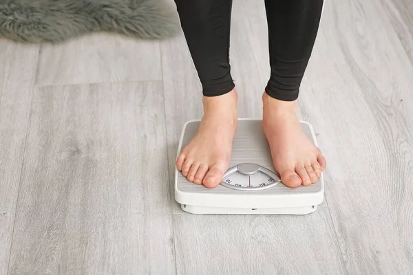 Young Woman Measuring Her Weight Home — Stock Photo, Image