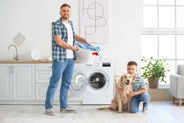 Homem Seu Filho Pequeno Com Cão Bonito Fazendo Lavanderia Casa — Fotografia de Stock