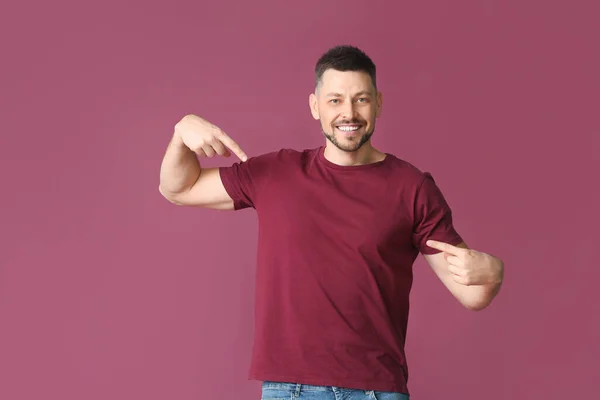 Hombre Elegante Camiseta Sobre Fondo Color — Foto de Stock