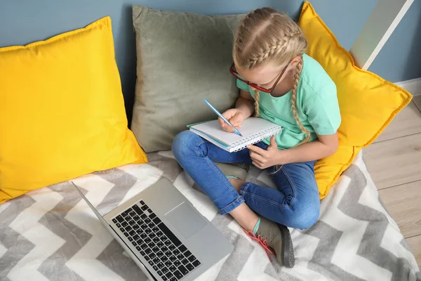 Γλυκό Κοριτσάκι Που Σπουδάζει Στο Σπίτι Έννοια Της Online Εκπαίδευσης — Φωτογραφία Αρχείου