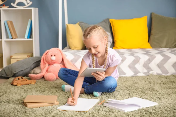 Söt Liten Flicka Studerar Hemma Begreppet Online Utbildning — Stockfoto