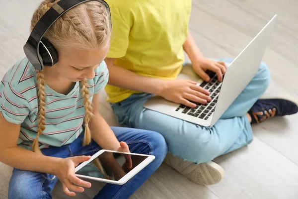 Lindos Niños Pequeños Con Computadora Portátil Tableta Casa Concepto Educación —  Fotos de Stock