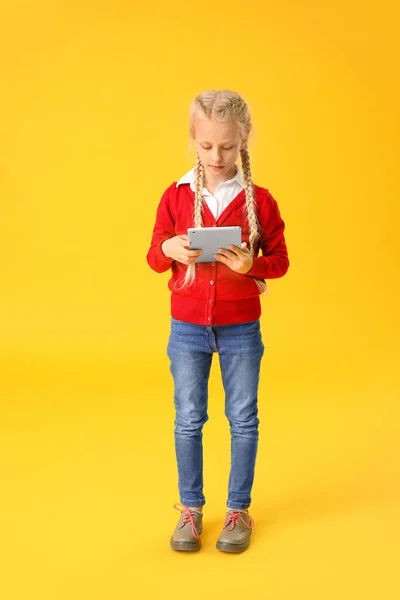 Menina Bonito Com Computador Tablet Fundo Cor Conceito Educação Online — Fotografia de Stock