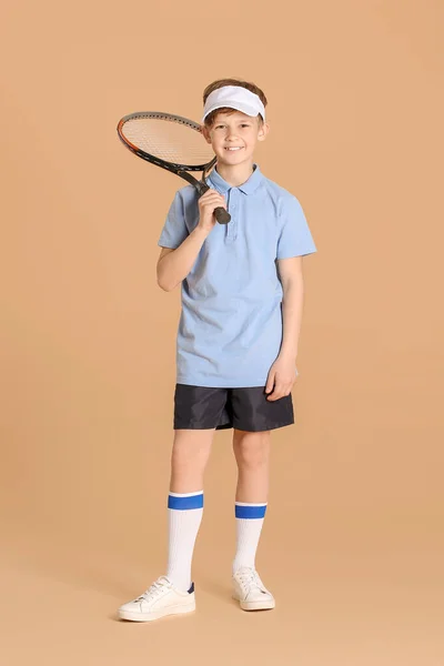 Nette Kleine Tennisspielerin Auf Farbigem Hintergrund — Stockfoto