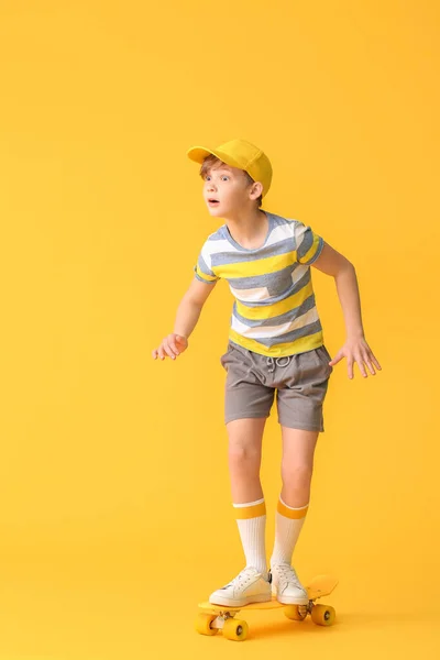 Niño Deportivo Con Monopatín Sobre Fondo Color — Foto de Stock