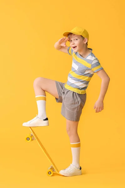 Sporty Μικρό Αγόρι Skateboard Στο Φόντο Χρώμα — Φωτογραφία Αρχείου