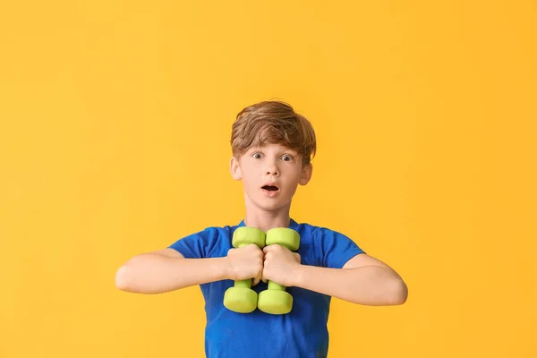 Sportlicher Kleiner Junge Mit Hanteln Auf Farbigem Hintergrund — Stockfoto