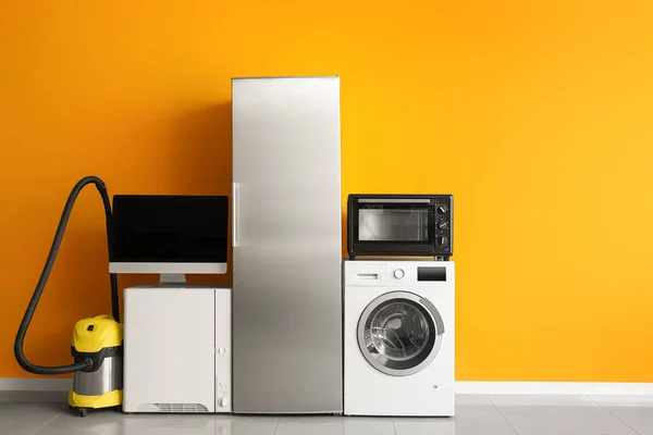 Eletrodomésticos Diferentes Perto Parede Cor — Fotografia de Stock