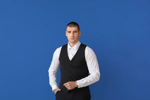 Schöner Junger Mann Eleganten Anzug Auf Farbigem Hintergrund — Stockfoto