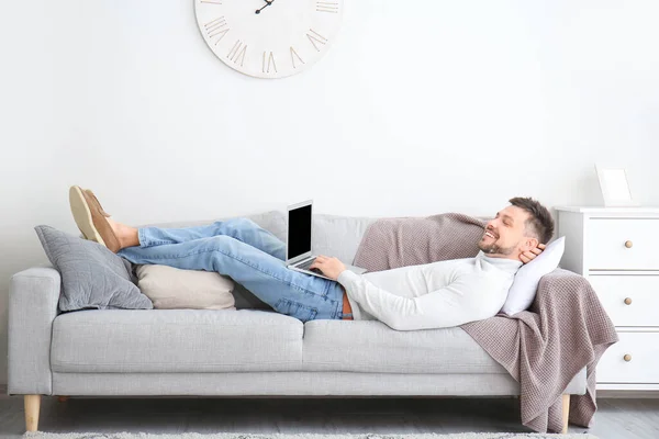 Homem Com Laptop Trabalhando Casa — Fotografia de Stock