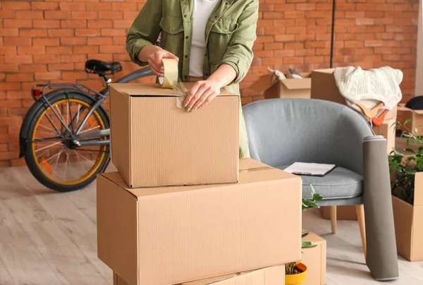 Frau Packt Umzugskartons Hause Ein — Stockfoto