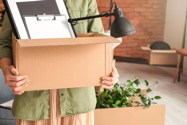 Femme Avec Effets Personnels Dans Une Boîte Carton Jour Déménagement — Photo