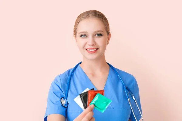 带彩色背景避孕套的女妇科医生 — 图库照片