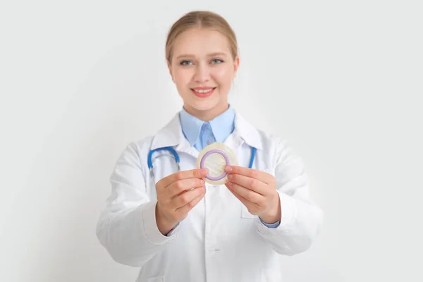 Ginecologista Feminina Com Preservativo Sobre Fundo Branco — Fotografia de Stock