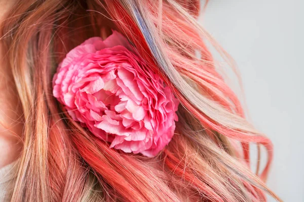 Όμορφη Νεαρή Γυναίκα Ασυνήθιστα Μαλλιά Και Λουλούδια Γκρι Φόντο Closeup — Φωτογραφία Αρχείου