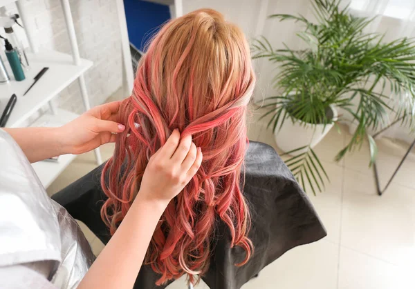 Cabeleireiro Feminino Fazendo Cabelo Bela Jovem Mulher Salão — Fotografia de Stock