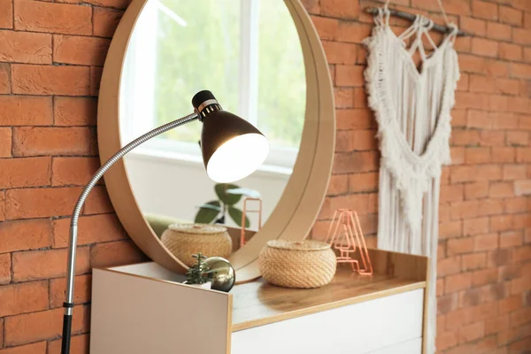 Interior Bergaya Ruang Tamu Modern Dengan Cermin — Stok Foto