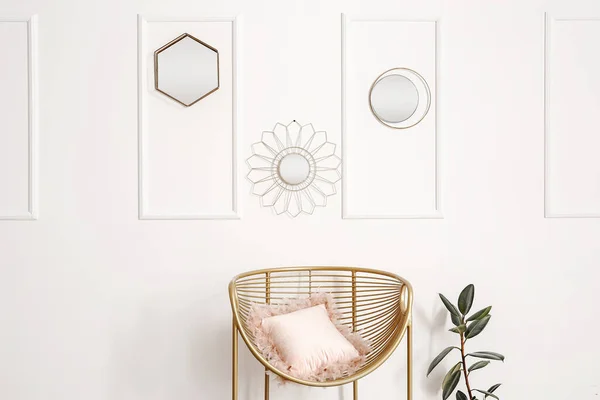 Sessel Zimmerpflanze Und Spiegel Modernen Wohnzimmer — Stockfoto