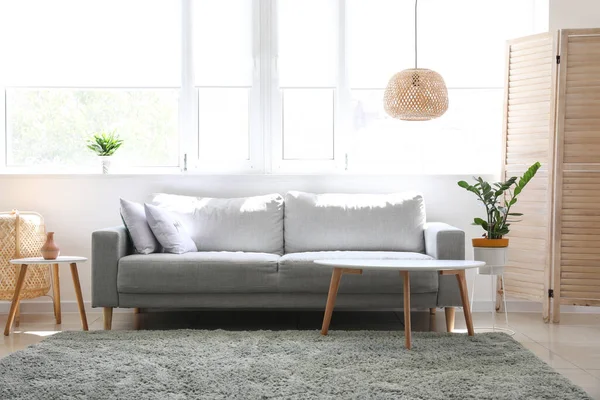 Interior Bergaya Ruang Tamu Dengan Sofa Dan Lampu — Stok Foto