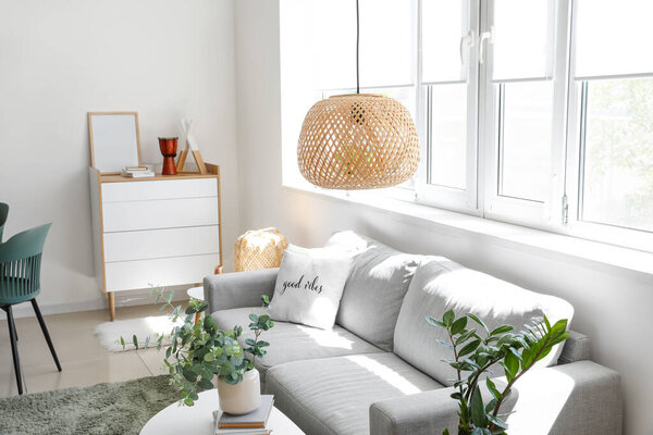 Стильный интерьер гостиной с диваном и лампой