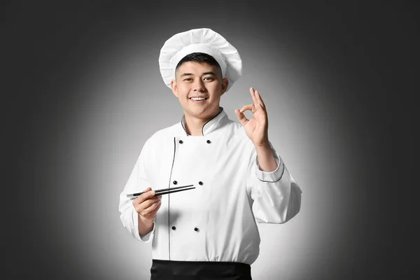 Guapo Asiático Chef Mostrando Gesto Sobre Fondo Oscuro — Foto de Stock