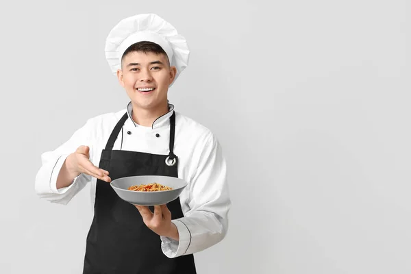 Guapo Chef Asiático Con Plato Sobre Fondo Gris —  Fotos de Stock