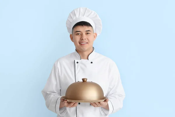 Guapo Chef Asiático Con Bandeja Fondo Color —  Fotos de Stock