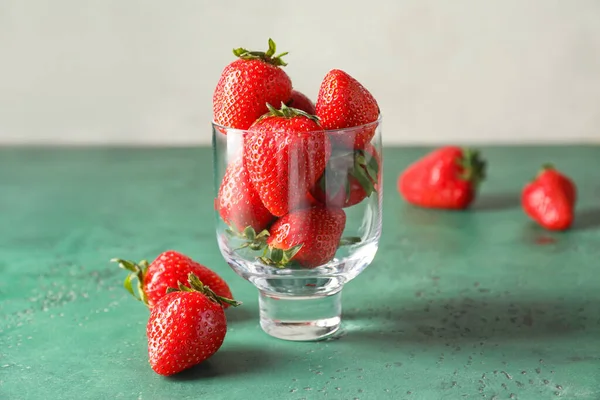 Glas Mit Reifen Erdbeeren Auf Dem Tisch — Stockfoto