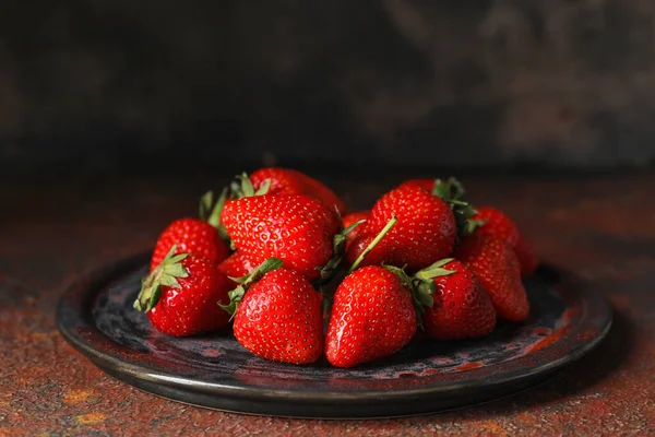 Teller Mit Reifen Erdbeeren Auf Dem Tisch — Stockfoto