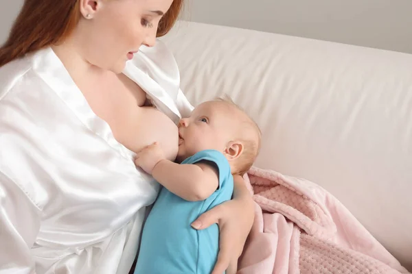 Jeune Femme Qui Allaite Son Bebe A La Maison Personne Assis Stock Photo