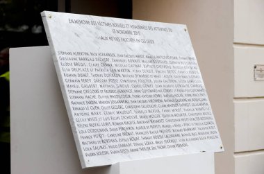 Hatıra taş önünde kurban 90 isimleri ile Bataclan