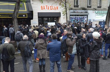 Kalabalık terörist saldırıları kurbanlarına haraç ödeyen Bataclan önünde
