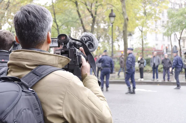 Novinář, natáčení policie po Bataclan během obřadu tribute — Stock fotografie