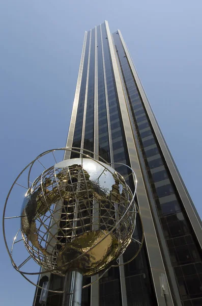 Глобус структури перед готелем Трамп на Columbus Circle Стокове Зображення