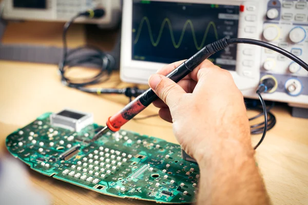 Tech test elektronische apparatuur in servicecentrum — Stockfoto