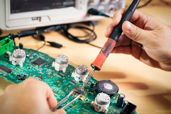 Pruebas técnicas de equipos electrónicos en el centro de servicio — Foto de Stock